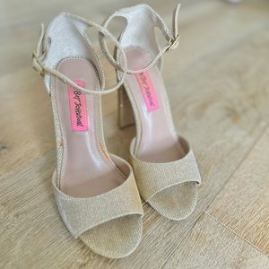 ✨Betsy Johnson✨ sparkling champagne glitter ankle strap heels